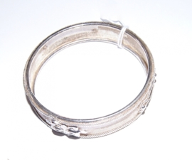 Indiase armband ZILVER kleurig subtiel versierd  - nr A7 -  diameter 6,7 cm 