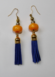 Oorbellen met BLAUWE kwasten, GOUDEN accenten en AMBER GELE sierkralen - Earrings with BLUE tassels, GOLDEN accents and AMBER colored decorative beads