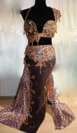 Egyptisch cabaret bellydance kostuum 6-delig met smalle rok ROZE BRUIN,  GOUD, MULTICOLOR, JUNGLE PRINT met Swarowsky kristallen