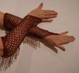 Handschoenen ROODBRUIN gehaakt met MULTICOLOR kralen en kralenfranje - 1 pair of crocheted knitted, beaded bellydance Burlesque gloves REDBROWN, MULTICOLOR beads and fringe decorated