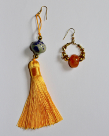 One of a kind pair of Statement earrings "World Tour" with big satin tassel GOLDEN YELLOW / 2 different earrings - 1 paire contenant 2 boucles d'oreiles différentes.: 1 au ponpon satin Jaune doré et l'autre en cercle