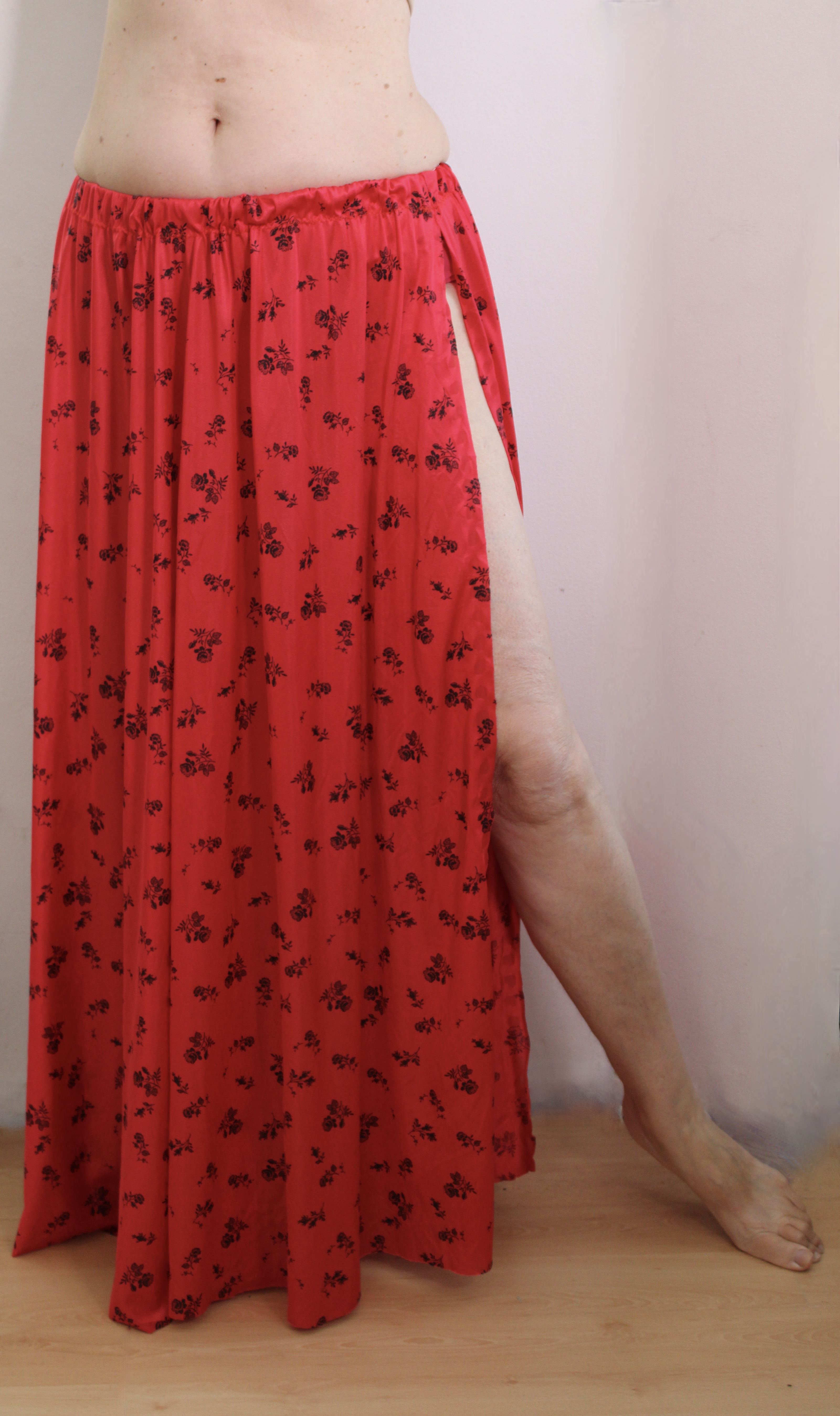 Soepele, zwierige, niet transparante rok met 1 hoge split ROOD met ZWARTE bloemetjes - past voor S, M, L, XL, XXL, XXXL