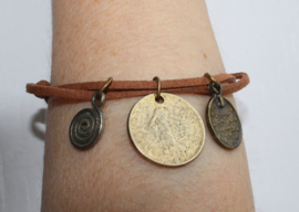 one size adaptable - Lace bracelet "Sowing Goddess and Spiral" - Bracelet "Déesse semeuse et Spirale" , lacet cuir