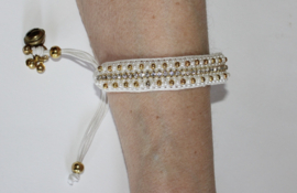Verfijnd WIT armbandje met WITTE, GOUDEN en PARELkleurige kraaltjes, strass en schuif sluiting