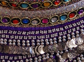 GS3z - Extra Small / Small Velvet bellydance hipbelt PURPLE, SILVER decorated, with multicolor stones - Ceinture de danse orientale velours VIOLET dotée de perles multicolores et sequins argentés.