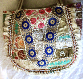 Patchwork Banjara Boho India hippie tas tote bag WIT12  GOUD geborduurd, MULTICOLOR met kwastjes en kraaltjes "Wonderful White"