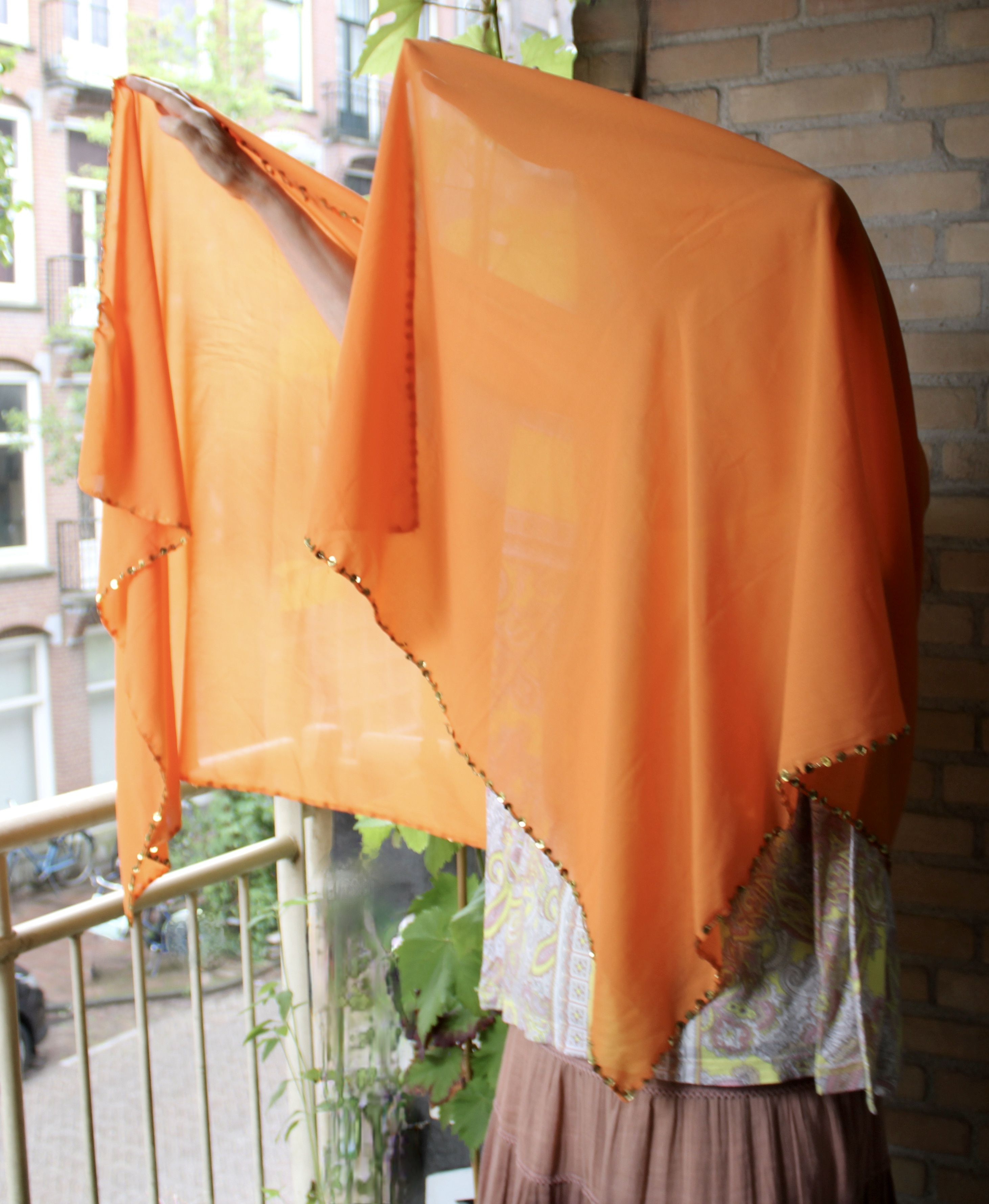 ORANJE sluier chiffon rechthoekig, afgeboord met GOUDEN pailletten en kraaltjes - 245cm x 85cm