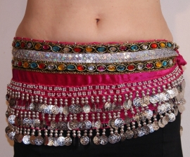 GS14z - Bellydance coinbelt FUCHSIA SILVER MULTICOLOR Extra Small / Small - Ceinture de danse orientale dotée de perles multicolores et sequins argentés.