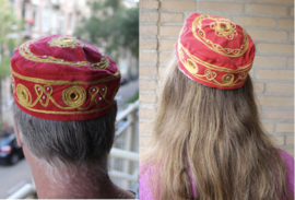 Rond hoofddeksel voor heren / jongens / dames ROOD met GOUD borduursel -  Small - Harem head gear men / boys RED, GOLD embroidered