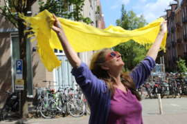 - YELLOW crincle cotton shawl rectangular with silver glitter thread 120cm x 175cm Foulard JAUNE rectangulaire aux file ARGENTÉ