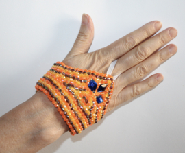 Hand sieraad met kraaltjes en pailletten ORANJE GOUD parelmoerglans - one size