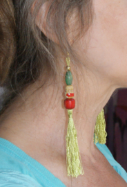 Flexibele, lange oorbellen met LICHT GROENE kwasten, kralen en Cachina Gelukspoppetje - Flexible, long earrings with LIME GREEN tassel, beads and Katchina Good Luck Doll