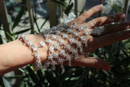 Handsieraad (armband) India hippie stijl ZILVER kleur met bloemetjes met 1 ring - 1 size adaptable