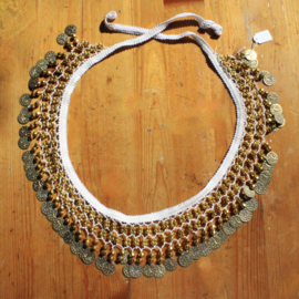 Band versierd met haakwerk, kralen en muntjes WIT met GOUD, muntjesband - 75 cm versierd