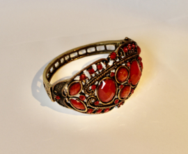 Glitter armband met 4 RODE accent stenen op GOUD kleurig frame - Glitter bracelet 4 RED (artificial) stones on GOLDEN frame