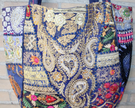 Lichtgewicht Patchwork Banjara Boho India hippie tas tote bag XL met 3 ritsen, GOUDEN borduurwerk, bloemen, paisley motief in nuances van MARINE DONKER BLAUW GOUD.