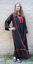 Egyptische Folklore jurk uit de Sinai woestijn ZWART, met ROOD borduursel en GOUDEN muntjes - Egyptian Sinai Folk dress BLACK, RED handycraft embroidered