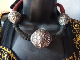 Indian Tribal halssnoer textiel choker met 3 ZILVER kleurige bollen