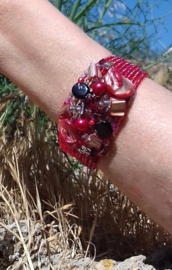 Flexible Beaded bracelet "Funky fuchsia" Ibiza fashion style SHADES OF RED, PINK, SILVER-WHITE - Bracelet perlé contenant de différentes sortes de perles rouges et roses "Funky fuchsia"