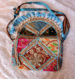 Unieke Boho hippie chic handtas patchwork kwastjes rits drukknoop TURQUOISE GOUD FUCHSIA - 23cm x 13 cm x 6cm