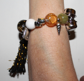 "Voel" en "Geluids" Armband nr2 met verschillende soorten grote kralen, kwast en  belletje, elastisch - one size - Elastic big beads bracelet to "touch and listen nr2"