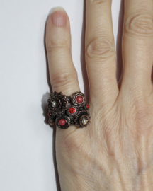 Ring KOPER GOUD kleurig ingelegd met steentjes ROOD en WIT TRANSPARANT in bloemen versiering - diameter 16,2 mm , size 48/49 