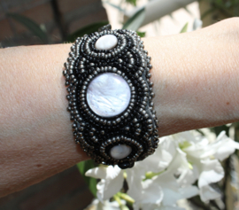 Ibiza bracelet, fully beaded with small beads nr6 and circles with a glow TAUPE colored (GREY BEIGE) + BLACK