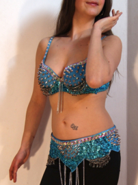 Tribalicious : 2-piece set sequinned Bra + hipbelt TURQUOISE SILVER, studs and chains decorated