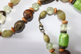 Lang Kralenhalssnoer OLIJF GROENtinten KOPERGOUD - Long beaded necklace OLIVE shades of GREEN