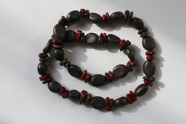 Natuur Halssnoer gemaakt van zaden BRUIN DONKERROOD - Naturel Necklace made of seeds BROWN DEEP RED