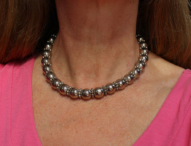 Necklace6 - Short Necklace with SILVER colored beads - Collier perles couleur ARGENTÉ