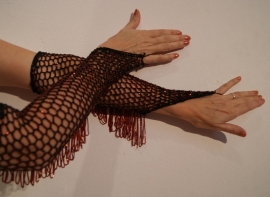 Handschoenen gehaakt ZWART met RODE kralen - Gloves crocheted handycraft BLACK , RED beads and fringe decorated