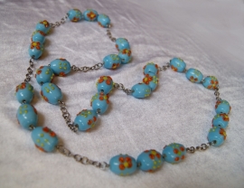 XL - TURQUOISE BLUE Flowered glass beads necklace, ORANGE and YELLOW flowers - Collier long aux perles verre bleu turquoise aux fleurs oranges sur chaîne