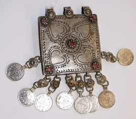 Pendant vierkant  vorm, ZILVER KLEURIG doosje versierd met munten en harten met RODE  stenen ingelegd - Vintage Pendant24