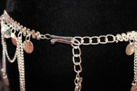 Metalen heupketting met boogjes, muntjes, kettinkjes per 3 hangend - Metal hipchain with chains, coins hanging in bundles of 3