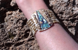 Elastische Kraaltjes armband Ibiza stijl ingelegd met abelone parelmoer kleuren : TURQUOISE BLAUW, GROEN, GOUD ' Zeekleuren ' 