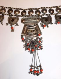 ZILVERKLEURIGE Tribal fusion gordel met pendanten en RODE en ZWARTE accenten