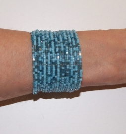 Ladies / Girls - Flexible Beaded bracelet  " Frozen " Ibiza fashion style TURQUOISE LIGHT BLUE - Bracelet d'été aux petites perles 'Frozen' BLEU.