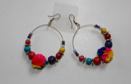 Lichtgewicht ring oorbellen met kraaltjes en MULTICOLOR pompons - diameter 5 cm - Lightweight earrings with beads and MULTICOLORED pom pom​s