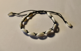 Cowry shell Boho Ibiza bracelet - one size adaptable
