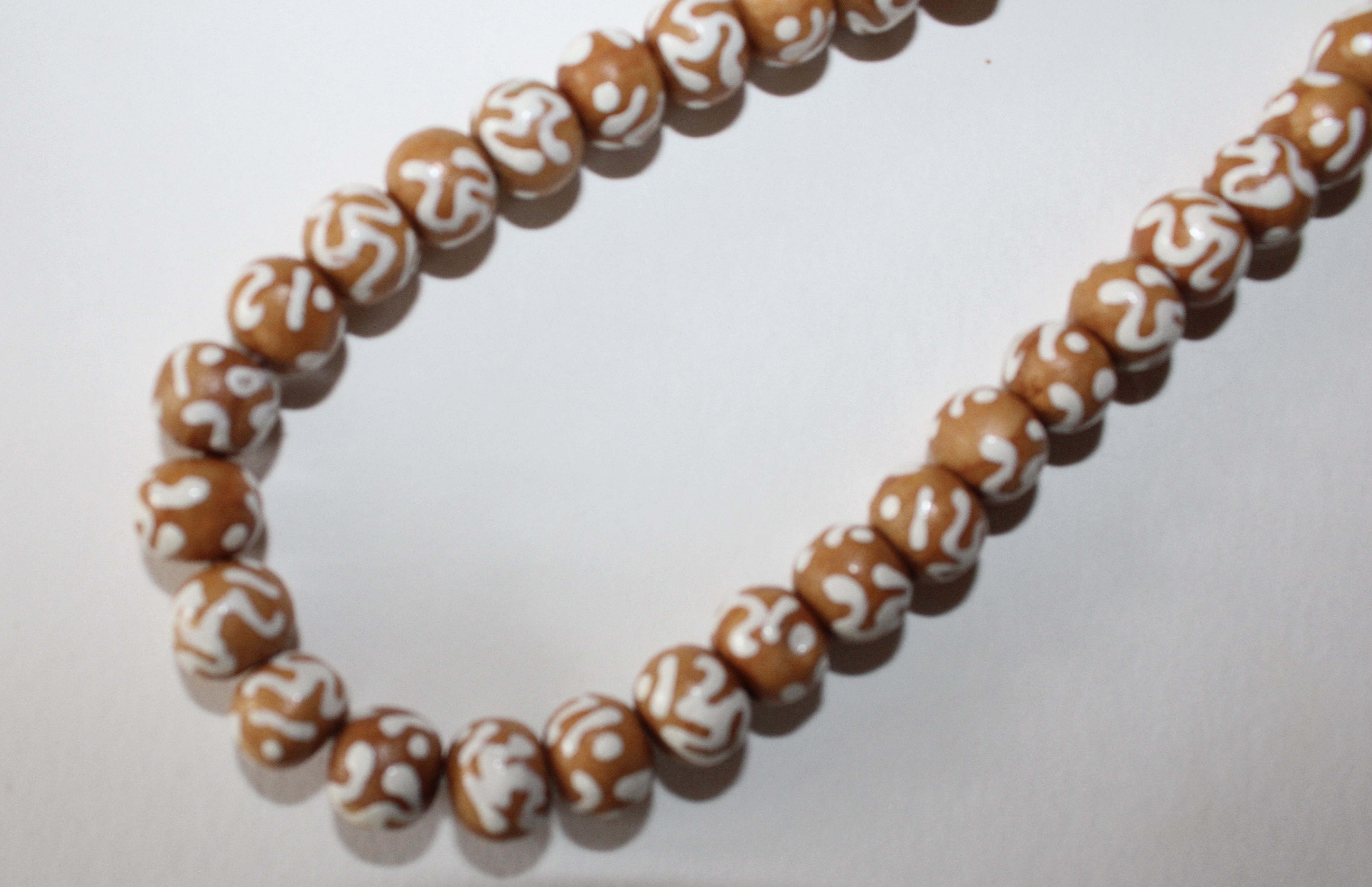 Ohm Mala, houten kralen  met Ohm tekentjes op elke kraal