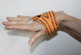 Hand sieraad met kraaltjes en pailletten ORANJE GOUD parelmoerglans - one size