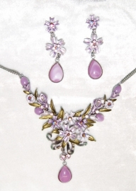 Setje van romantisch lila lichtpaars bloemenhalssnoer + bijpassende oorbellen - set of LOVELY romantic lilac flower necklace and matching earrings