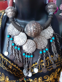 Indian Tribal halssnoer textiel choker met 3 ZILVER kleurige bollen