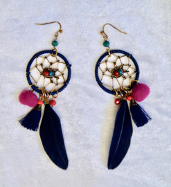 O11 - Dreamcatcher gothic earrings with black feather, bright pink ball and multicolored beads - Boucles d'oreilles plumes dream catcher goth chique