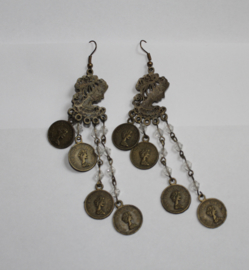 1 pair of lightweight earrings BRASS color with womans portrait and coins, attached to chains - Boucles d'oreilles couleur CUIVRE, au portrait de femme et sequins