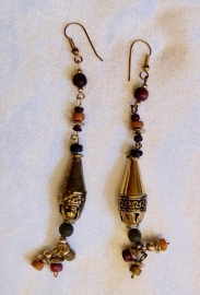 Oorbellen met gekleurde kralen en gouden "lampjes" O1 - Earrings with colored beads and golden "lanterns" O1
