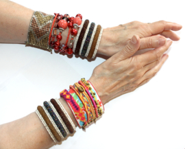Flexibele Kraaltjes armband Ibiza stijl 3D WIT GOUD BRUIN ANTRACIET /OLIE kleur