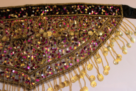 Verfijnde heupgordel op ZWARTE, transparante basis, rijk versierd met pailletten, muntjes en kraaltjes, gouden muntjes, FUCHSIA pailletten, multicolor pailletten - S, XS, petite