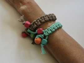 Unisex Macramé armband MINTGROEN-TURQUOISE, TAUPE-BEIGE-BRUIN met gekleurde houten kralen - Large